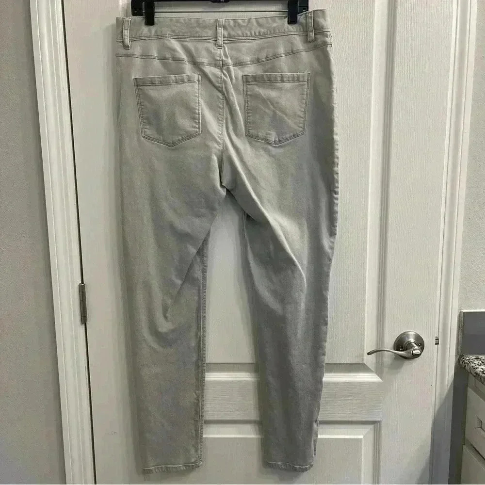 Light Gray Denim Jeans with Bling/Rhinestone by Cato - Picture 9 of 9